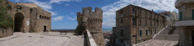 Termoli Torricella 'sının Panorama' sı Swabian Kalesi ve Folklor Merdiveni 'nin şehir duvarlarından geçerek eski şehre giriş kapısı arasında.