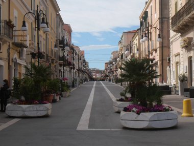 Termoli 'deki Corso Nazionale, mağazalar, restoranlar ve ticari faaliyetlerle çevrili bir alışveriş caddesi.