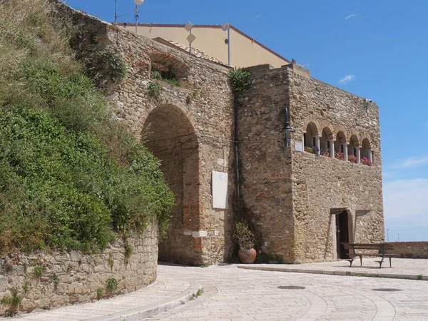 通过特尔莫里斯瓦比亚城堡城墙进入古城的入口拱门 — 图库照片