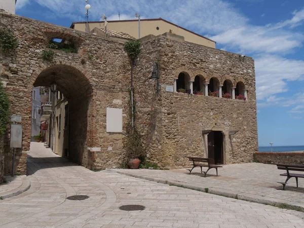 Termoli Deki Swabian Kalesi Nin Duvarlarından Eski Şehre Giriş — Stok fotoğraf