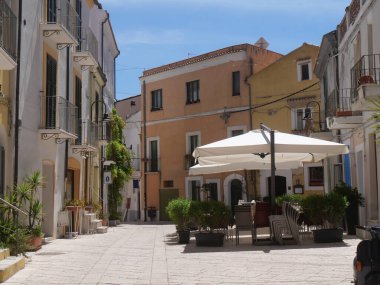 Termoli 'deki Swabian Kalesi' nin içindeki tarihi merkezin renkli binalarıyla tipik bir cadde.