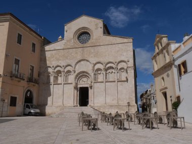 Termoli 'deki St. Mary Katedrali. Beyaz taştan yapılmış Roma cephesi. Büyük merdiven.