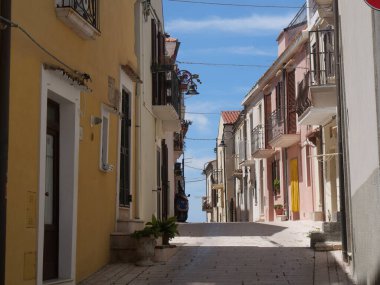 Termoli 'deki Swabian Kalesi' nin içindeki tarihi merkezin renkli binalarıyla tipik bir cadde.