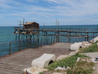 Trabucco yolu, denizdeki antik balıkçılık makinesi, şehir duvarları boyunca Termoli 'deki Swabian Kalesi.