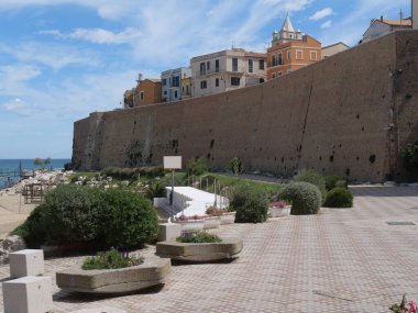 Trabucco yolu, denizdeki antik balıkçılık makinesi, şehir duvarları boyunca Termoli 'deki Swabian Kalesi.