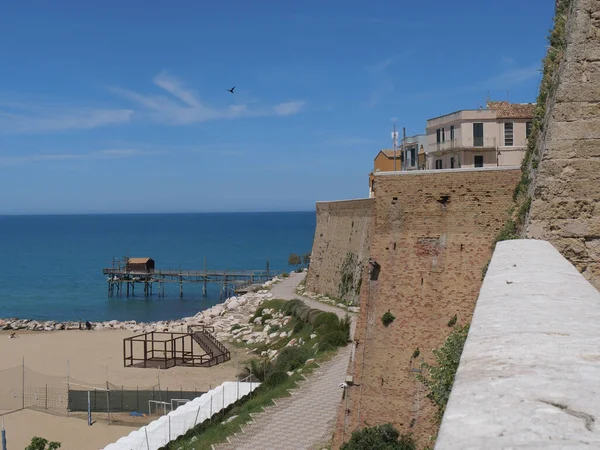 Trabucco Yolu Denizdeki Antik Balıkçılık Makinesi Şehir Duvarları Boyunca Termoli — Stok fotoğraf