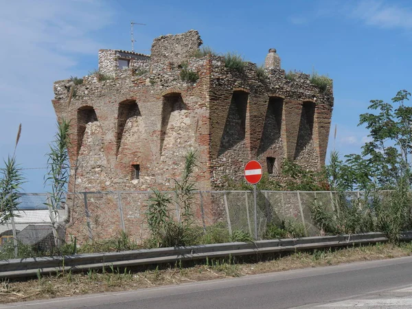 Ruines Une Ancienne Tour Long Promenade Termoli Avec Mer Arrière — Photo