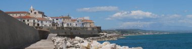 Termoli Limanı 'ndan Swabian Kalesi' nin duvarları ile çevrili olan eski kasabadaki panorama