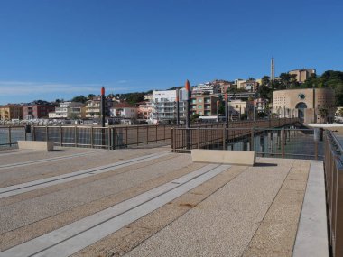 Francavilla rıhtımından denize ve kumsala kadar uzanan bir panorama.