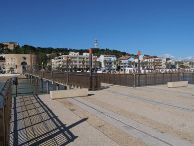 Francavilla rıhtımından denize ve kumsala kadar uzanan bir panorama.