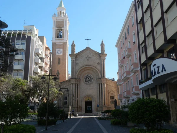 Романский Фасад Колокольня Церкви Святого Сердца Пескаре — стоковое фото