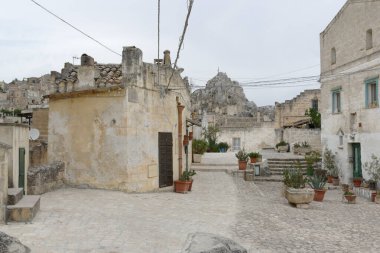 Matera 'da Sasso Caveoso' nun tipik caddesi. Beyaz kumtaşı evlerinin cepheleriyle inşa edilmiş.