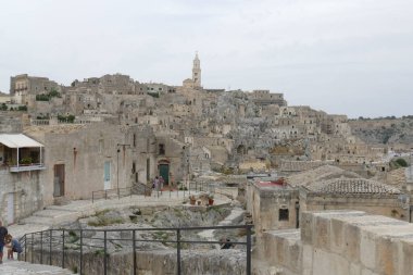 Matera 'daki Sasso Caveoso panoraması kayanın içinde tipik rupestrian kiliseleri kazılmış.