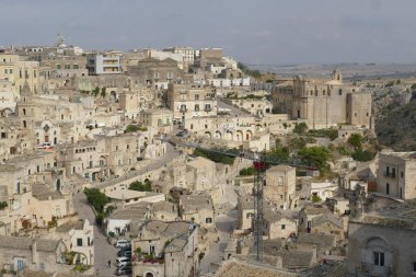 Matera Katedrali 'nin önündeki balkondan beyaz kumtaşı üzerinde panorama. 