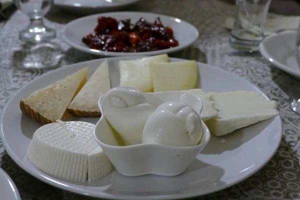 Burrata Färska Ostar Och Mogna Ostar Serverade Vit Tallrik — Stockfoto