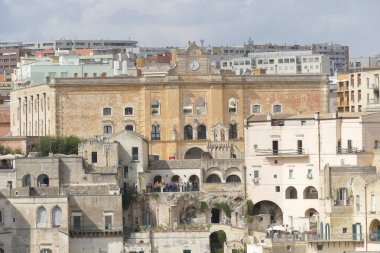 Matera 'daki Vittorio Veneto Meydanı' ndaki Palazzo dellAnnunziata, bir manastırdı ve şimdi Kütüphane 'ye ev sahipliği yapıyor.