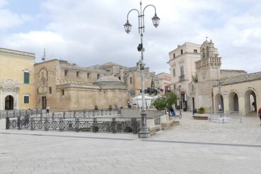 Vittorio Veneto Meydanı, Matera Valilik Sarayı 'yla Palombaro Lungo' nun önünde.. 