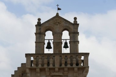 Matera 'daki Vittorio Veneto Meydanı' ndaki Mater Domini Kilisesi 'nin çan kulesi.