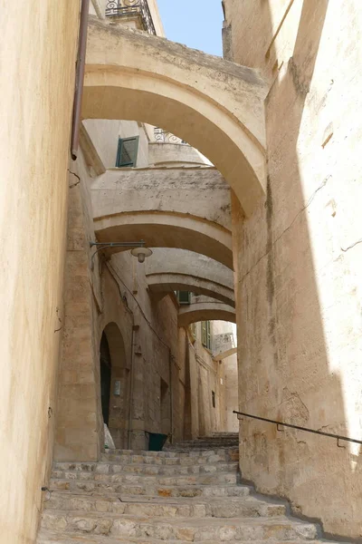 马德拉古城里 莫罗街是古建筑之间的一条典型街道 被石头拱门覆盖着 — 图库照片
