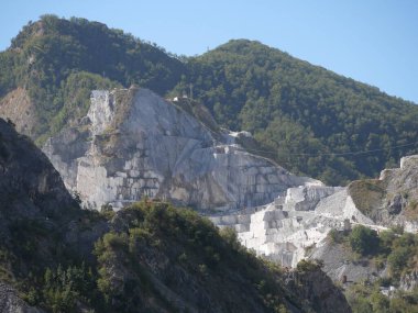 Kolonnata 'dan gelen panorama mermer ocakları üzerinde Codena köyünden Apuan Alpleri' nin yeşili arasında.