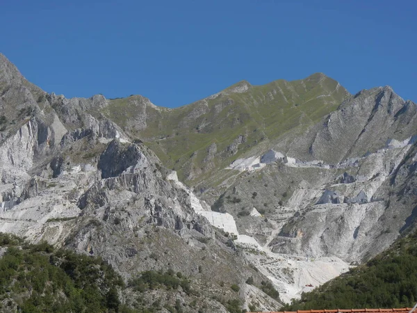 Panorama Fra Colonnata Marmorbrudd Blant Grønne Apuan Alpene Fra Landsbyen – stockfoto