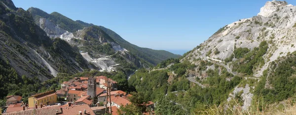 Arka Planda Apuan Alpleri Nin Yeşili Arasında Mermer Ocakları Bulunan — Stok fotoğraf