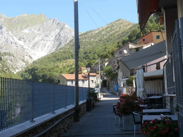 Colonnata Typical Street Colorful Buildings Background Marble Quarries Apuan Alps — Stock Photo, Image