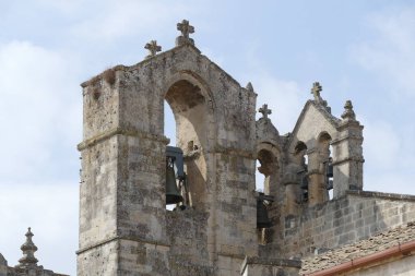 Matera 'daki Saint Francis kilisesindeki barok tarzı çan kulesine yakın çekim.