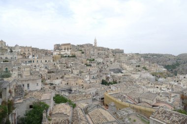 Matera 'daki Pascoli bakış açısı. Eski şehirde. Tepedeki çan kulesi arka planda.