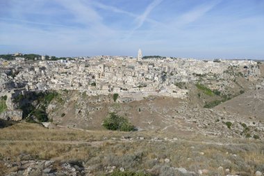 Murgia Materana Parkı 'ndaki Gravina Nehri' nin kenarındaki Murgia Timone bakış açısıyla oyulmuş kanyonda ve Matera 'da panorama. 