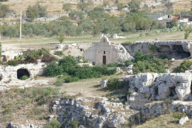 Murgia Materana Park 'taki Madonna delle Vergini Kilisesi' nde mağaranın girişine kemerli bir giriş oyulmuş.