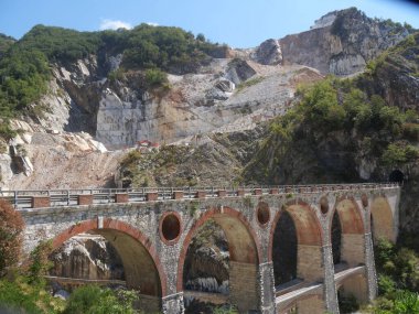 Ponti di Vara, dağdaki çeşitli mermer ocaklarını birbirine bağlayan sokağın bulunduğu taş bir köprüdür.