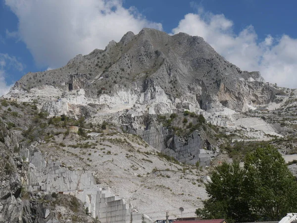 Panorama Cantera Mármol Fantiscritti Con Montaña Erosionada Por Extracción Roca — Foto de Stock