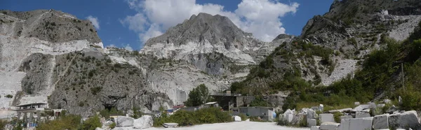 Panorama Cantera Mármol Fantiscritti Con Montaña Erosionada Por Extracción Roca — Foto de Stock