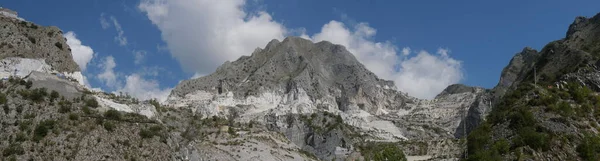 Panorama Mramorového Lomu Fantiscritti Horami Narušenými Těžbou Skály Pozadí — Stock fotografie