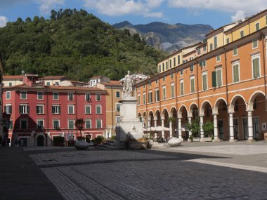 Carrara 'daki Alberica Meydanı renkli binalarla çevrili ve Beatrice Este' ye adanmış heykel mermerden yapılmış ve ortada aslan çeşmesi var.