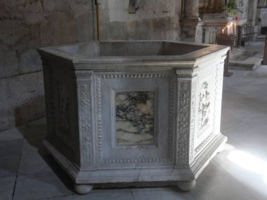 St. Andrew Katedrali 'nin içinde mermerden yapılmış vaftiz yazı tipi var.