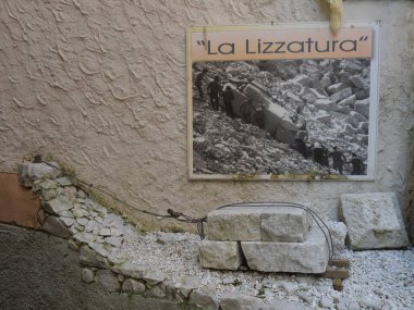 Carrara mermer sorgularında bir kablo tarafından çekilen ahşap kızaklar üzerindeki mermer blokların eski zamanlarda ulaşım metodunun ölçek modeli