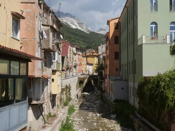Carrione Torrent Door Kleurrijke Gebouwen Van Oude Stad Carrara Met — Stockfoto
