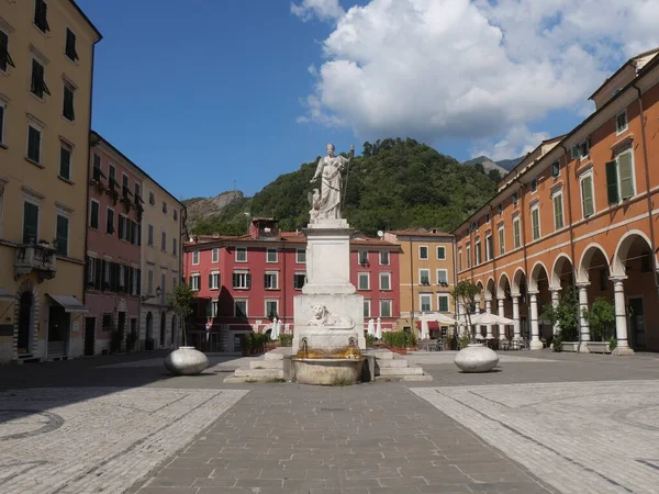 Alberica Torget Carrara Omgiven Färgglada Byggnader Och Med Statyn Tillägnad — Stockfoto