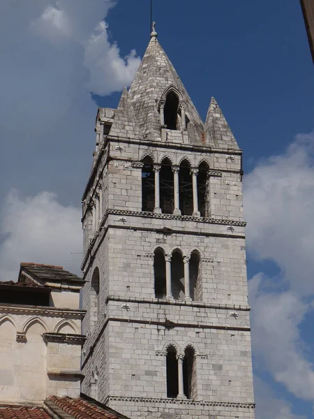 卡拉拉圣安德鲁大教堂钟楼的特写镜头 哥特式罗马式风格 大理石装饰 — 图库照片