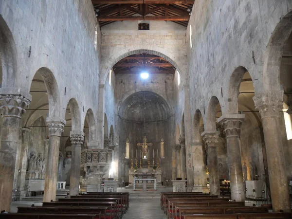 Interno Della Cattedrale Sant Andrea Tre Navate Con Archi Colonne — Foto Stock