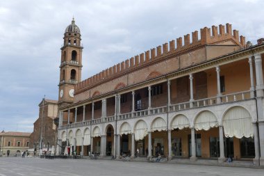 Faenza 'daki Piazza del Popolo meydanı atari salonlarıyla, katedrallerle ve arka plandaki kuleyle çevrili.
