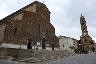 Faenza 'daki Aziz Peter Katedrali, ön cephesi kaba tuğladan yapılmamış, ve merdivenleri ve meydanı olan