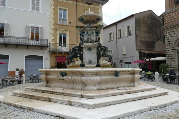 ファエンツァの記念碑的な噴水 ブロンズ像とパガネリによって設計されました — ストック写真