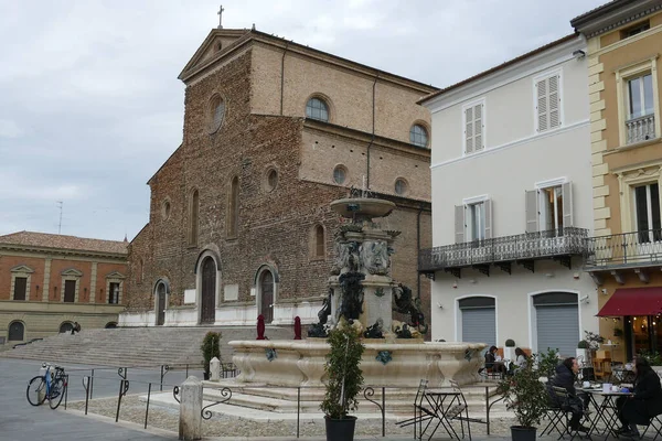 Monumentale Fontein Faenza Met Peter Kathedraal Achtergrond — Stockfoto