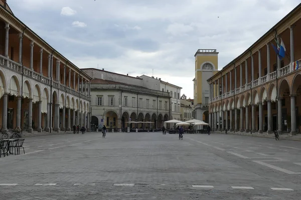 ファエンツァのピアッツァ ポポロは 背景にカフェ 黄色の塔がある宮殿に囲まれています — ストック写真