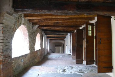 Brisighella 'da binaların içine inşa edilen antik yükseltilmiş eşek yolu ahşap kirişli ve kemerli pencereli tavana sahiptir. 