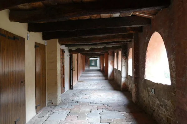 Brisighella 'da binaların içine inşa edilen antik yükseltilmiş eşek yolu ahşap kirişli ve kemerli pencereli tavana sahiptir. 