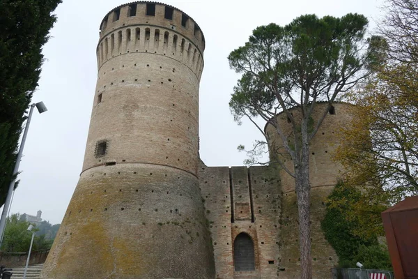 Pevnost Brisighella Mohutnými Cihlovými Zdmi Dvě Věže Hlídková Lávka Stojí — Stock fotografie